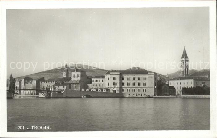 Trogir Trau Ansicht vom Meer aus Kirche