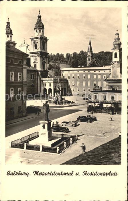 Salzburg Oesterreich Mozartdenkmal Residenzplatz