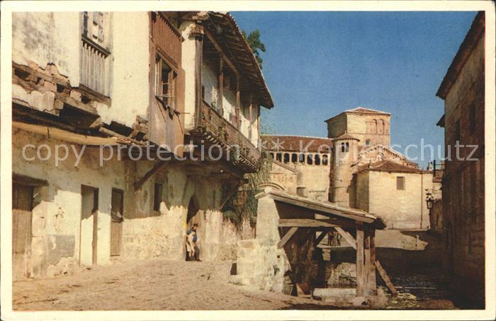 Spanien Santillana del Mar Collegiata y calle del Rio