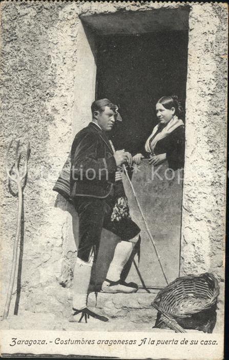 Zaragoza Saragossa Espana Costumbres aragonesas a la puerta de su casa