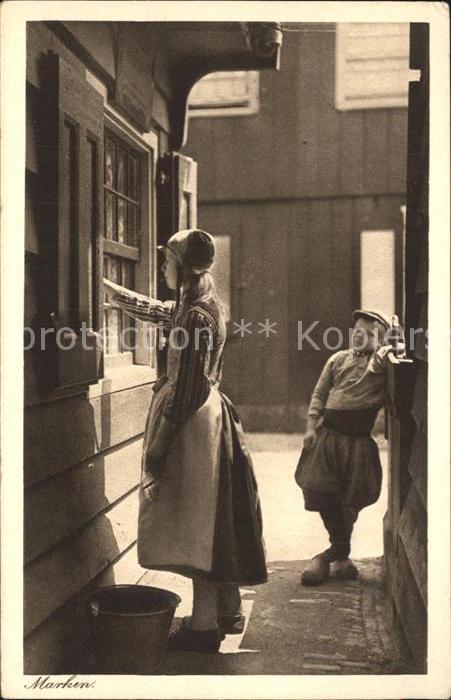 Marken Kinder in Dorfgasse