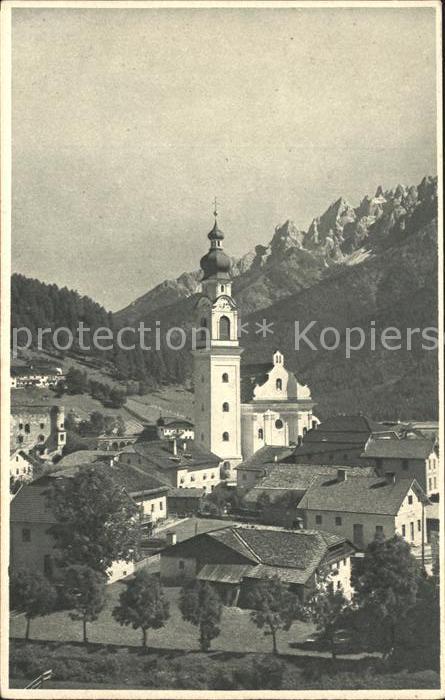 Toblach Suedtirol Teilansicht mit Kirche