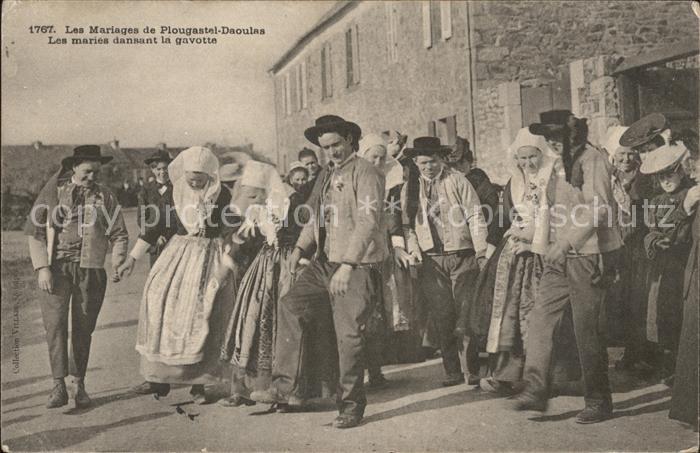 Plougastel-Daoulas Les Mariages Les maries dansant la gavotte