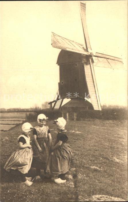 Niederlande Alte Windmuehle Spielende Kinder