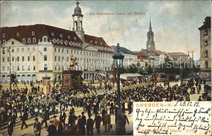 Neustadt Dresden Grenadiere ziehen auf Wache Militaer Denkmal