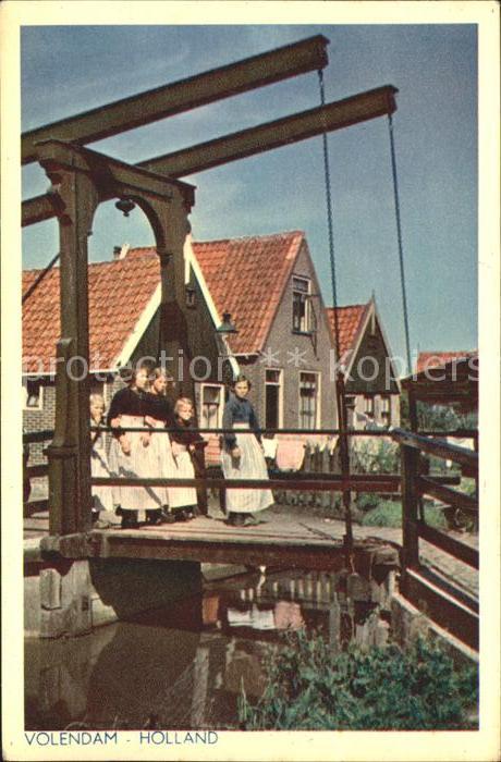 Volendam Zugbruecke Maedchen Trachten