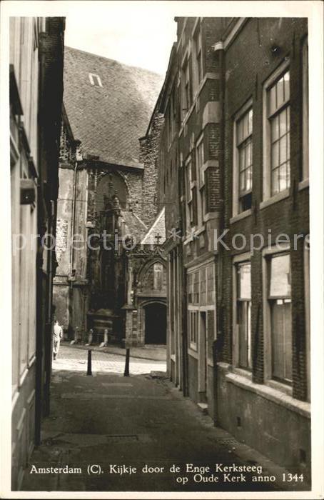 Amsterdam Niederlande Kijkje door de Enge Kerksteeg op Oude K