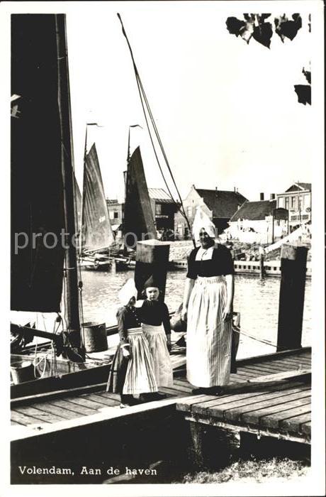Volendam Aan de haven Trachten