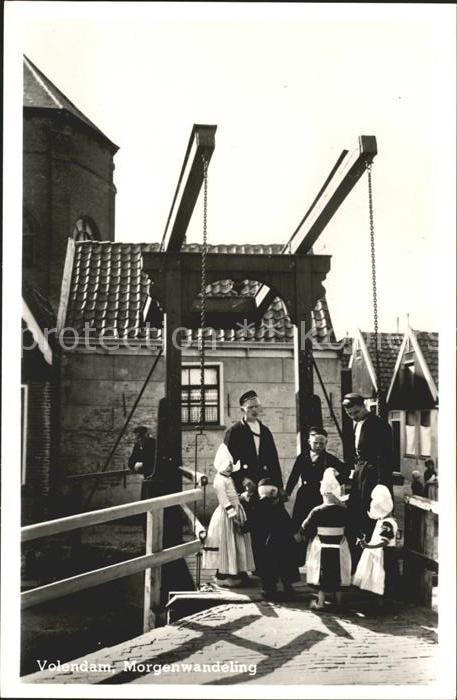 Volendam Morgenwandeling Trachten Bruecke