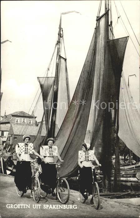 Spakenburg Junge Frauen am Hafen Fahrrad Trachten