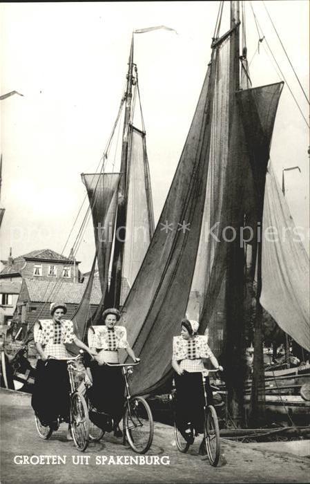 Spakenburg Junge Frauen am Hafen Trachten Fahrrad Segelschiff
