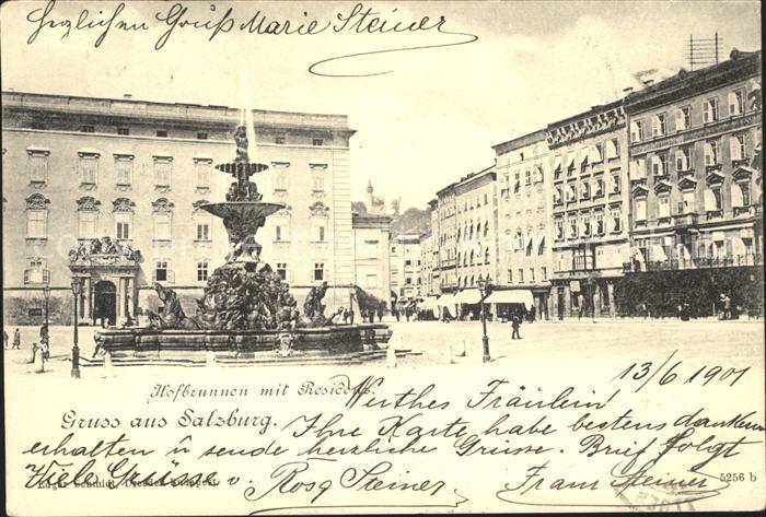 Salzburg Oesterreich Hofbrunnen mit Residenz