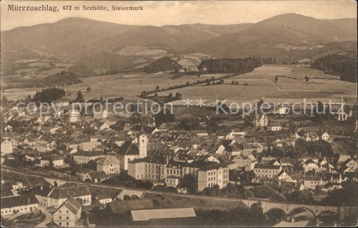 Muerzzuschlag Stadtbild mit Bergen