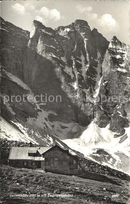 Geraerhuette mit Sagwandpfeiler Schutzhaus Stubaier Alpen