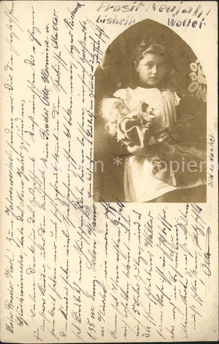 HANNOVER  CITY Maedchen mit Puppe