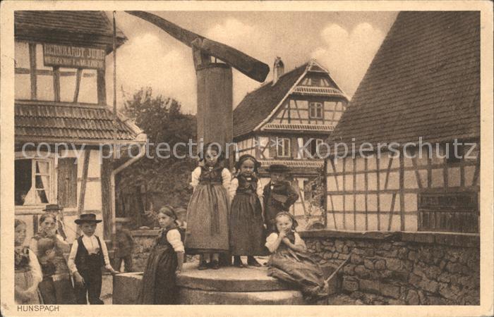 Hunspach Kinder am Brunnen Trachten