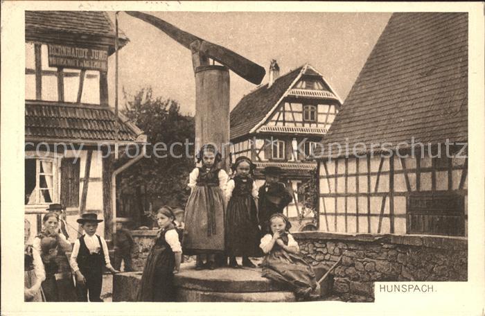 Hunspach Kinder am Brunnen Trachten