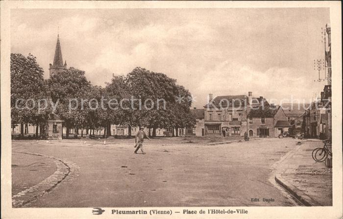 Pleumartin Place de l Hotel de Ville