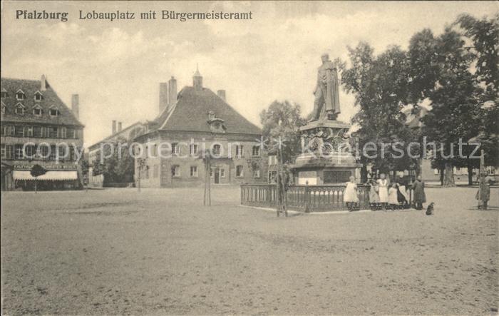 Pfalzburg Lobauplatz mit Buergermeisteramt Denkmal