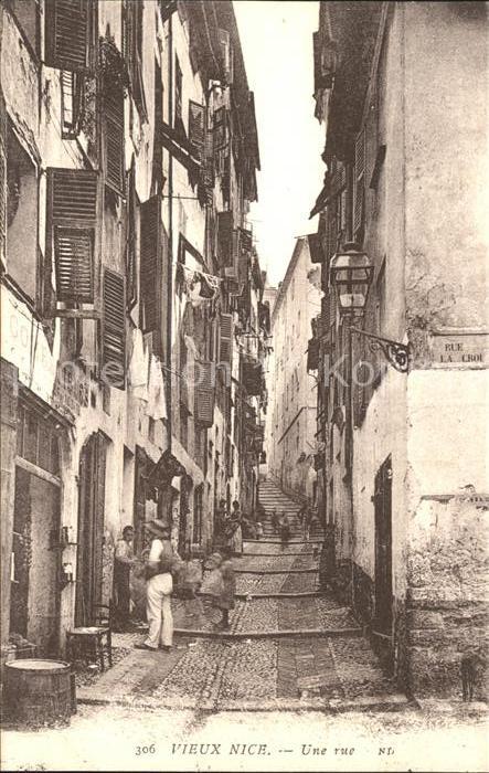 Nice Alpes Maritimes Une rue de la vieille ville