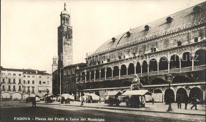 Padova Piazza dei Frutti e Torre del Municipo