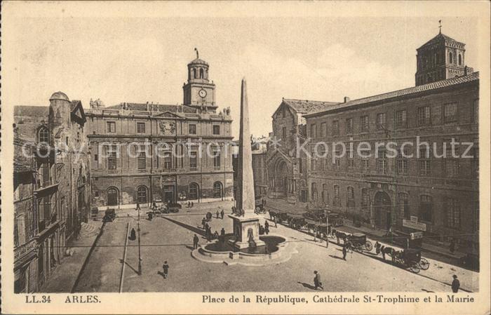 Arles Place de la Republique et Cathedrale