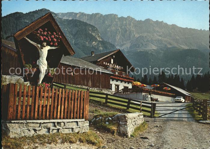 Leutasch Haemmermoosalm im Leutascher Gaistal mit Wegkreuz und Wetterstein