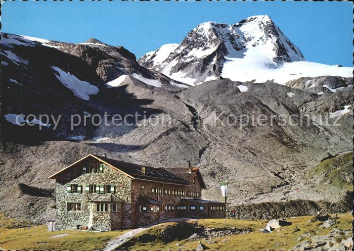 Dresdnerhuette im Stubaital mit Schaufelspitze