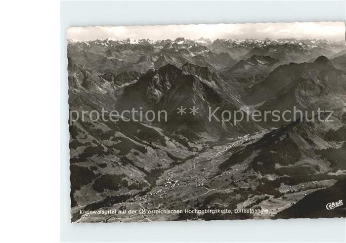 Kleinwalsertal mit oesterreichischer Hochgebirgskette Fliegeraufnahme