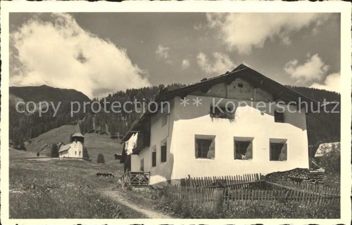 Frauenkirch GR Dorfpartie Weg zum Kirchlein
