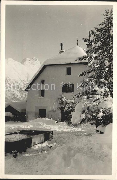 Celerina GR verschneite Dorfpartie