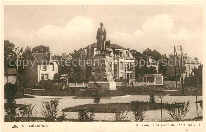 Mezieres-Charleville Un coin de la Place de l Hotel de Ville Monument