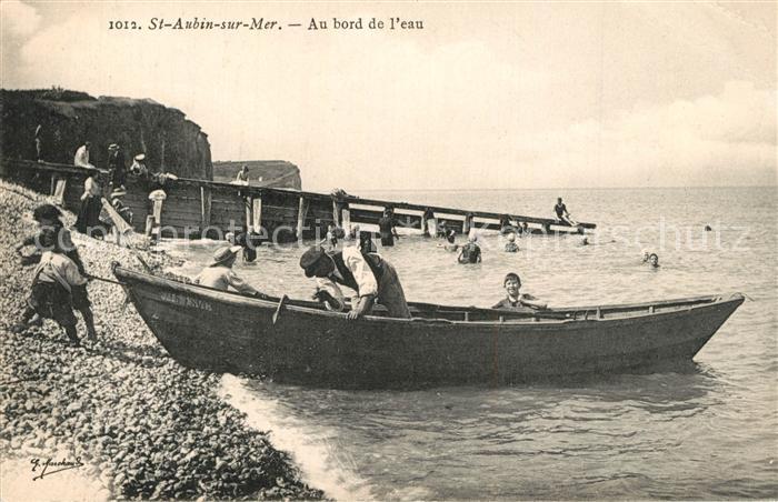Saint-Aubin-sur-Mer Calvados Au bord de l'eau plage bateau