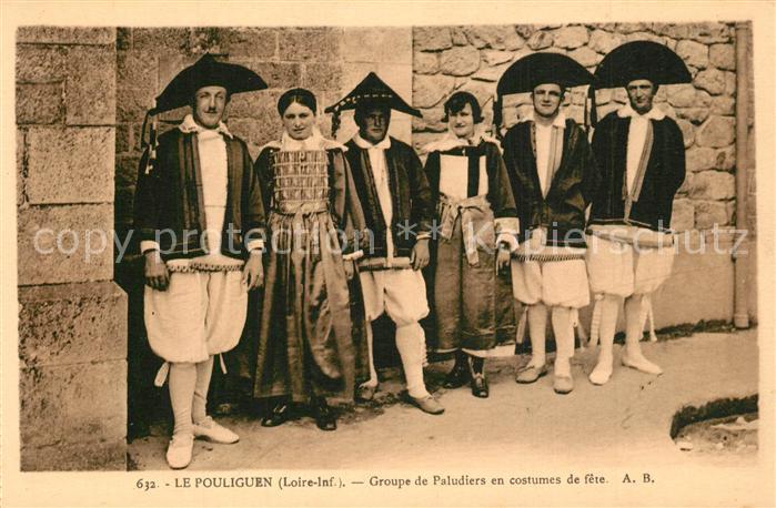 Pouliguen Le Groupe de Paludiers en costumes de fete