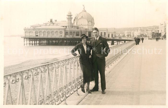 Nice Alpes Maritimes Seebruecke Paaraufnahme