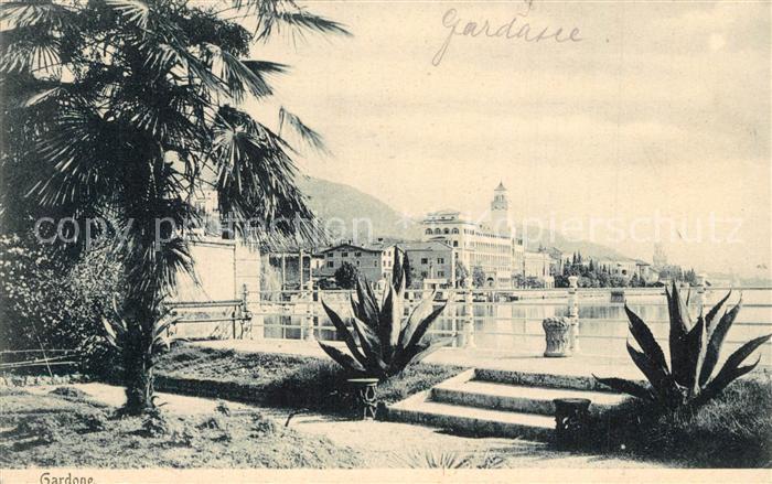 Gardone Garda Uferpromenade Stadtpanorama