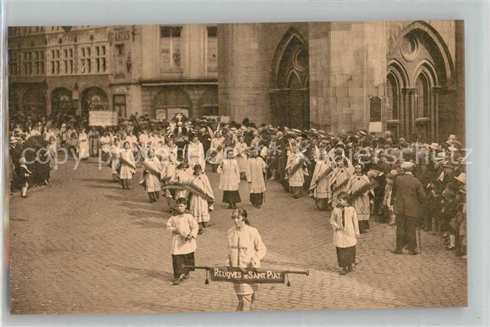 Tournai Hainaut Parroise Saint Piat Le reliquaire de Saint Piat entoure de vierg