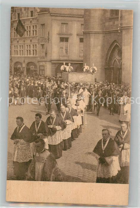 Chapitre Le Le Saint Sacrement porte par Mgr l’Eveque et precede