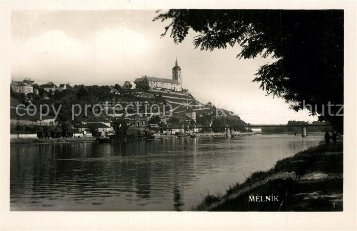 Melnik Tschechien Uferpartie an der Elbe Blick zur Burg