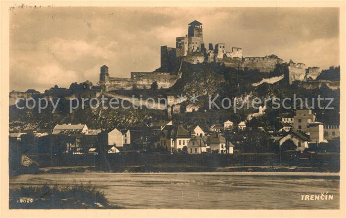 Trencin Trentschinteplitz Blick ueber die Waag mit Burg