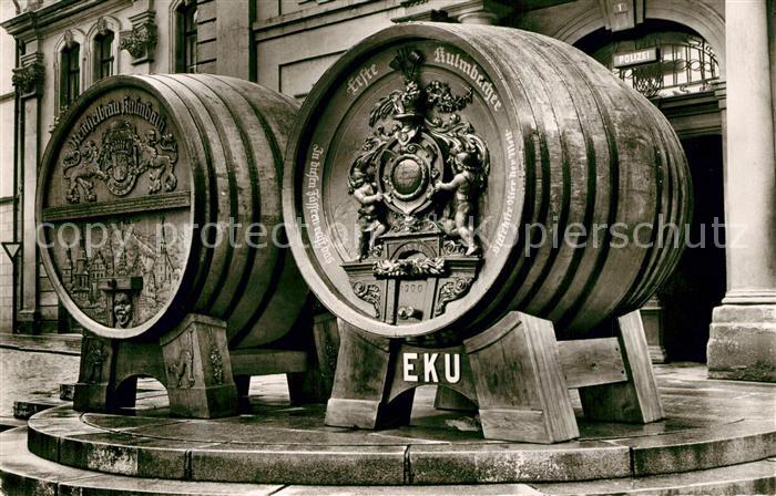 Kulmbach Bayern Bierfaesser vor dem Rathaus