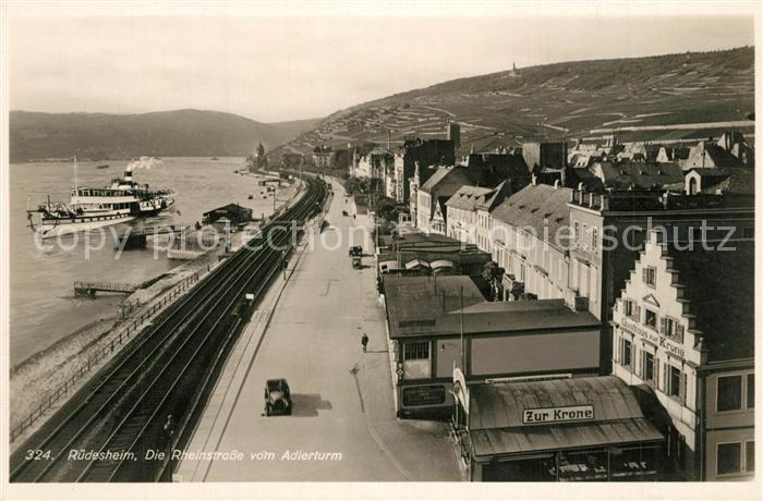 Ruedesheim Rhein Rheinstrasse vom Adlerturm Rheindampfer