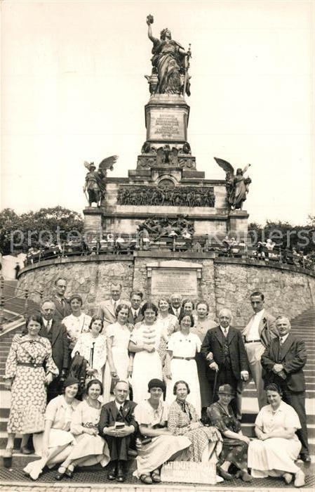 Bingen Rhein Gruppenbild vor Niederwalddenkmal