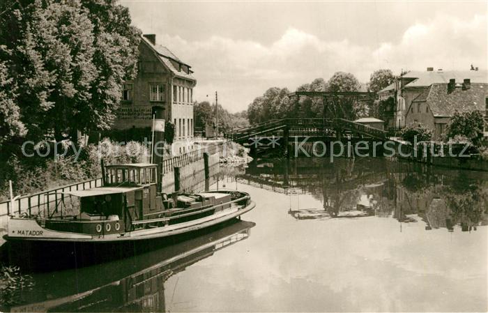 Zehdenick Blick zur Zugbruecke Motorboot