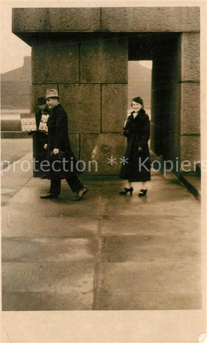 LEIPZIG Sachsen Voelkerschlachtdenkmal Besuchergruppe