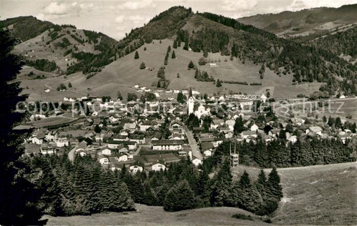 Oberstaufen Oberallgaeu Bayern mit Salmaserhoehe Staufen und Prodelhoehenzug