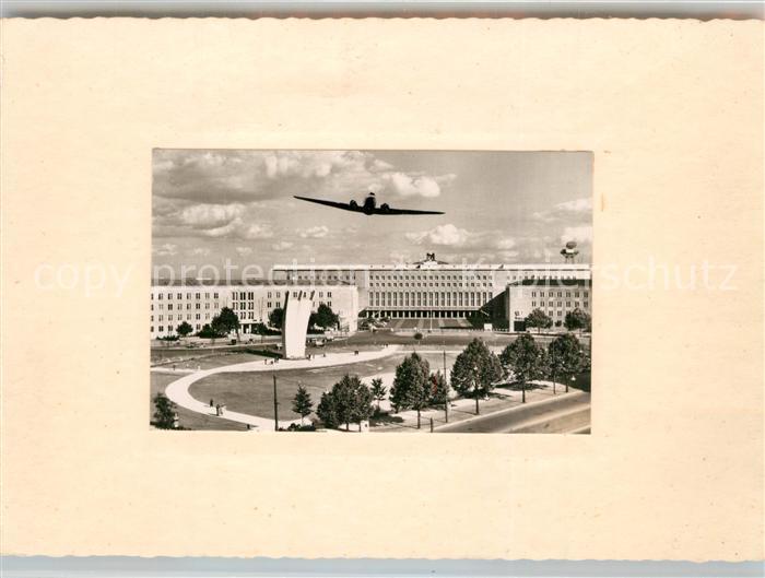 Tempelhof Berlin Flughafen Luftbrueckendenkmal Flugzeug