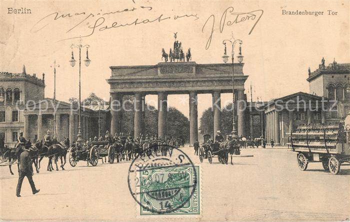 BERLIN  CITY Brandenburger Tor Soldaten auf Pferden