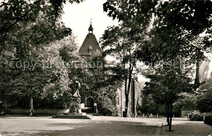 Moers Schloss mit Denkmal