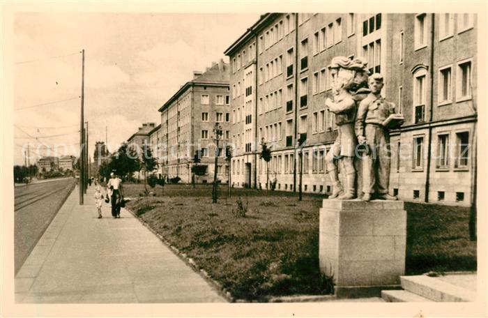 DRESDEN Elbe Neubauten an der Gruenaer Strasse mit Pioniergruppe